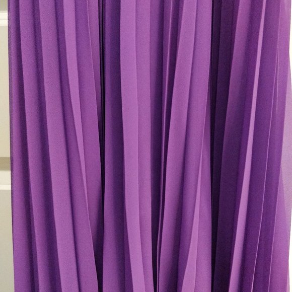 Semi-formal pleated racer-back maxi dress - Picture 7 of 9